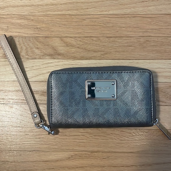 Michael Kors wristlet - Picture 1 of 5